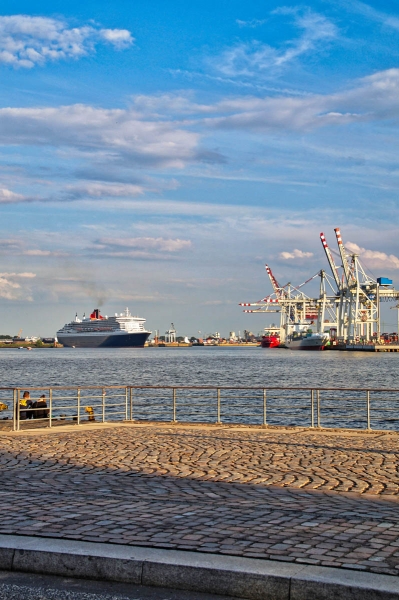 Queen Mary 2 im Hafen Hamburg